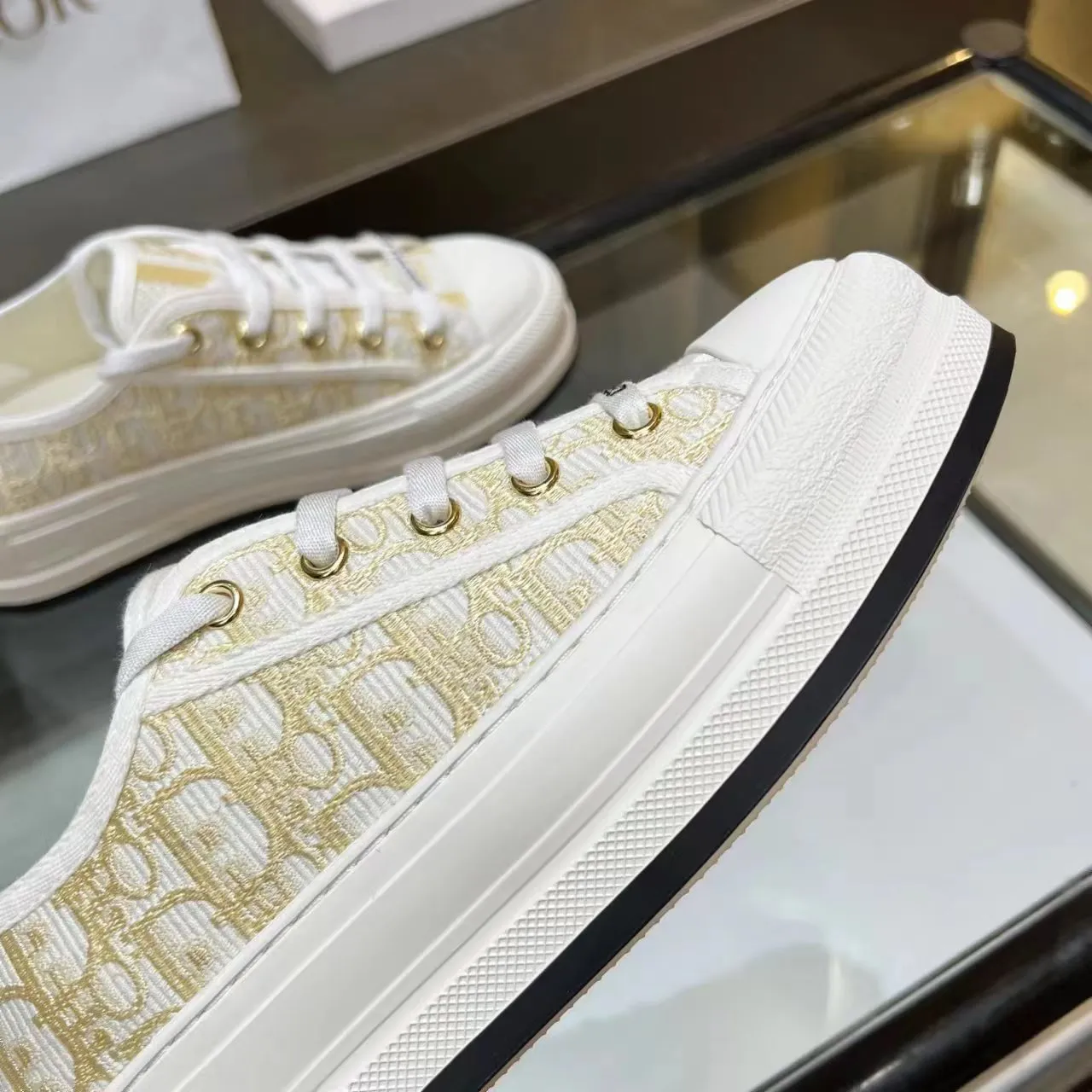 👟👟Ex-factory price 520👟👟 Dior’s 2025 Walk ‘n’ Dior embroidered mid-top casual shoes are new. On the fashion stage, Dior embroidered shoes are the well-deserved protagonist. Delicate stitching is used on the upper, every stitch is devoted to the craftsman's efforts, and every thread is woven with artistic poetry. From complex floral patterns to smart geometric textures, embroidery is like the magic that gives shoes life, allowing them to show dynamic beauty even in static conditions.   Wearing Dior embroidered shoes feels like stepping into a dream world full of art. It is not only a pair of shoes, but also a walking piece of art that perfectly integrates fashion and culture. Whether you are strolling on the bustling city streets or attending important social occasions, Dior embroidered shoes can add unique charm to your style and become the focus of everyone's attention.   Choosing Dior embroidered shoes means choosing a persistent pursuit of quality and a unique understanding of fashion. Let it accompany you through every wonderful moment and leave your own fashion mark.  Material: Sheepskin lining, feet, silk cowhide, size 35-41, heel height 5cm